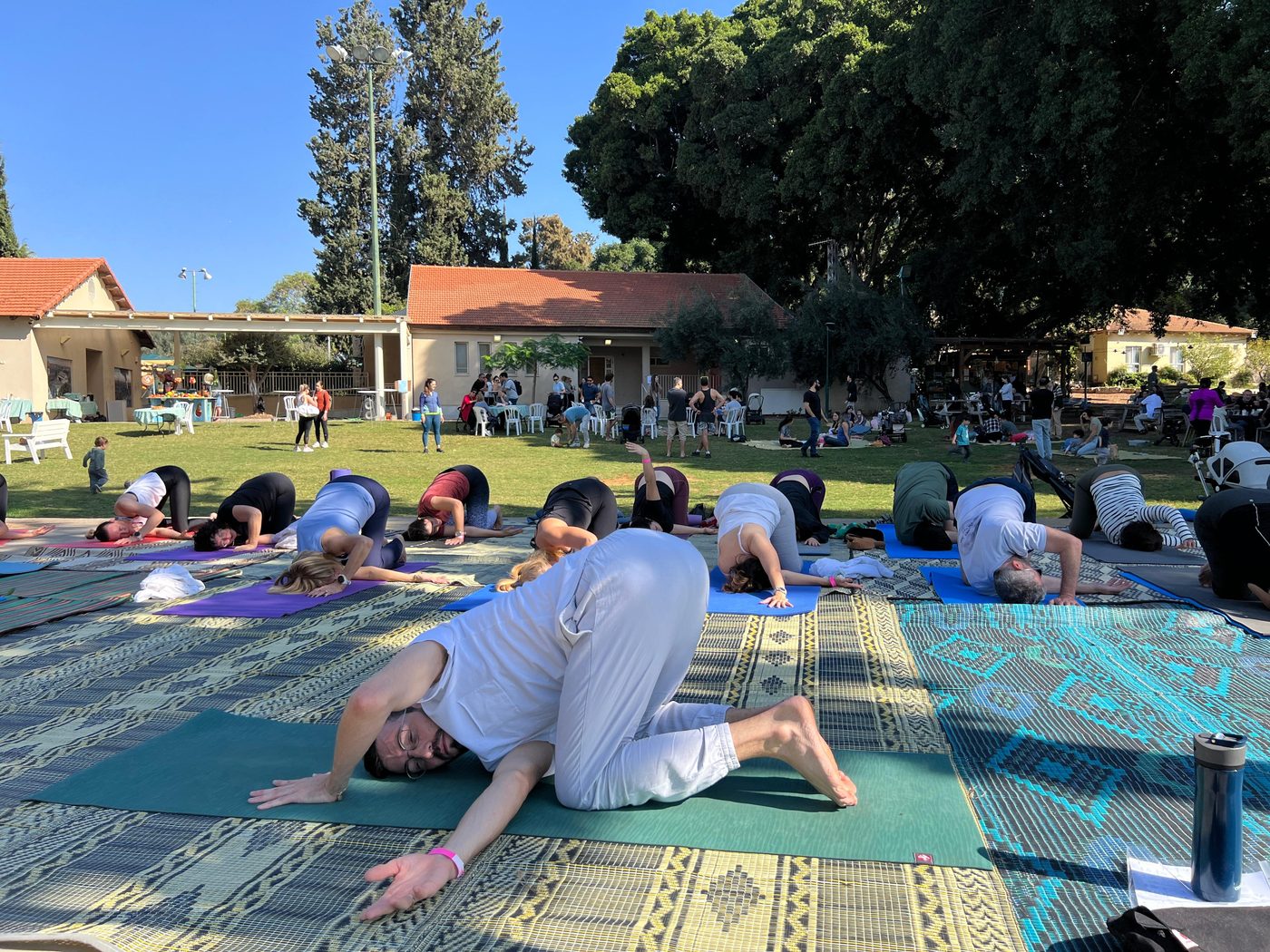 שיעור יוגה במושב